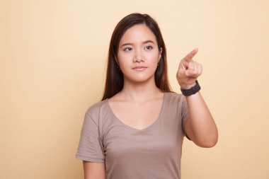 Asyalı kadın parmak ile ekranın dokunmadan.