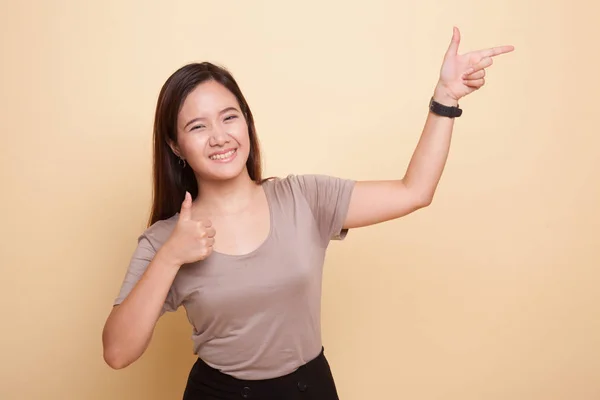 Joven mujer asiática punto y pulgares hacia arriba . — Foto de Stock