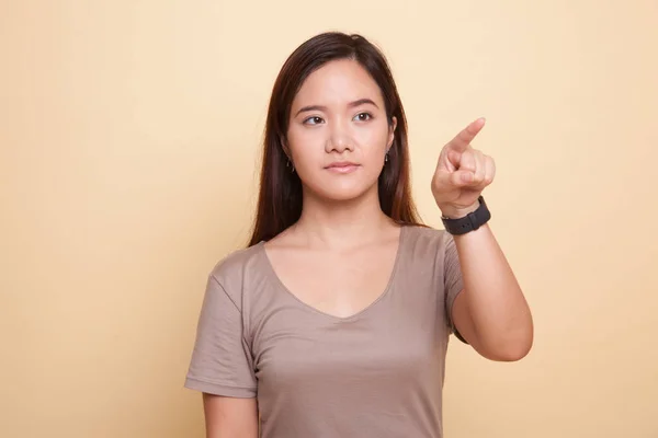 Mujer asiática tocando la pantalla con el dedo . —  Fotos de Stock