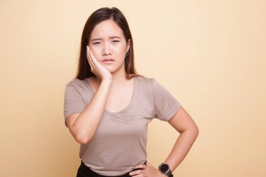 Genç Asyalı kadın diş ağrısı var.