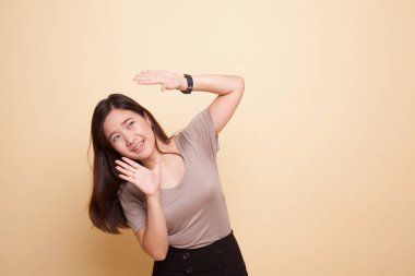 Heyecanlı genç Asyalı kadın aramak.