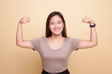 Güzel genç Asyalı kadın flex pazı.