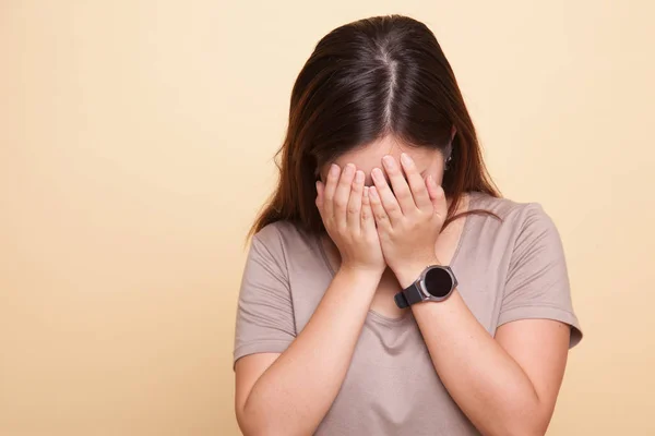 Triste giovane donna asiatica piangere con palma a faccia. — Foto Stock