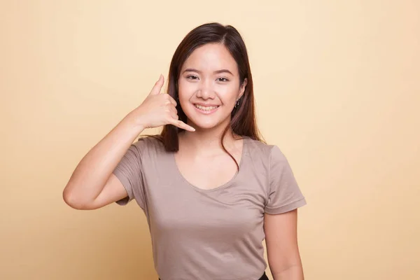 Молоді азіатські жінки шоу з телефону жест. — стокове фото