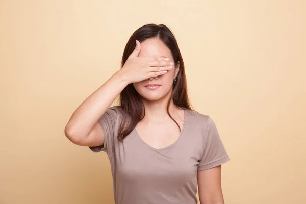 Young Asian woman close her eyes with hand. — Stock Photo, Image