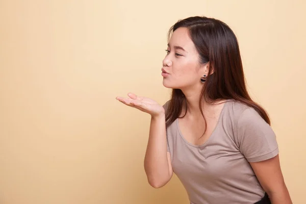 Hermosa joven asiática mujer golpe un beso . — Foto de Stock