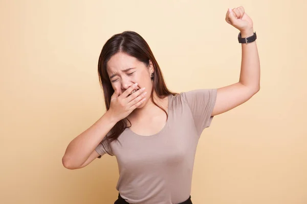 Sömnig ung asiatisk kvinna gäspning. — Stockfoto