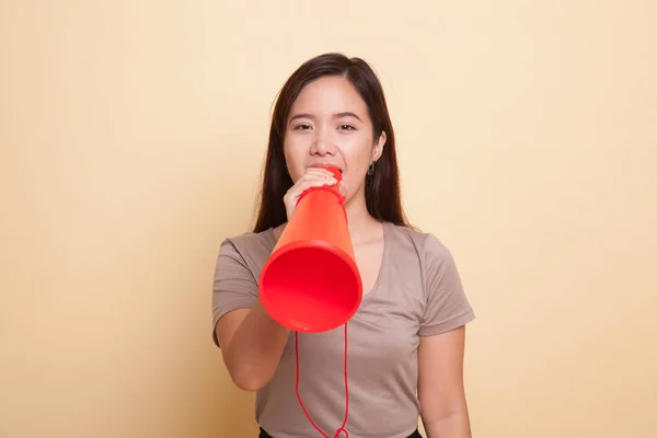 Mooie jonge Aziatische vrouw kondigen met megafoon. — Stockfoto