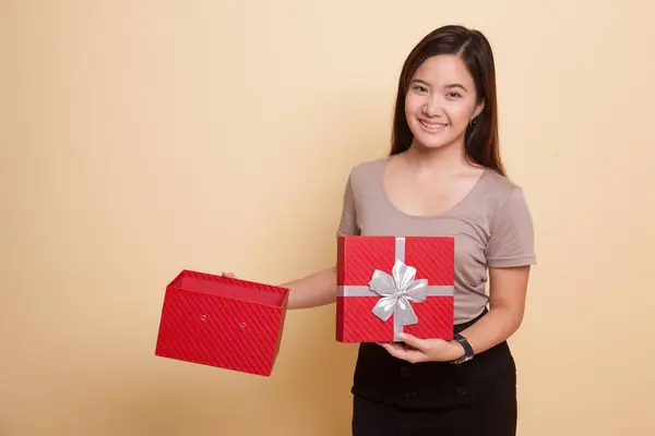 Ung asiatisk kvinna öppna en gyllene presentbox. — Stockfoto