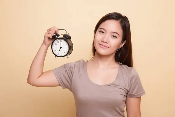 Jeune femme asiatique avec une horloge. — Photo