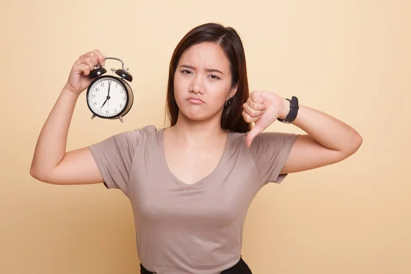 Молоді азіатські жінки великі пальці вниз з годинник. — стокове фото