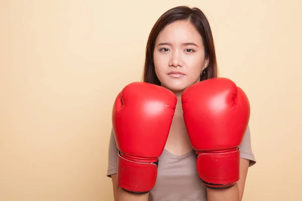 Joven mujer asiática con guantes de boxeo rojos . —  Fotos de Stock