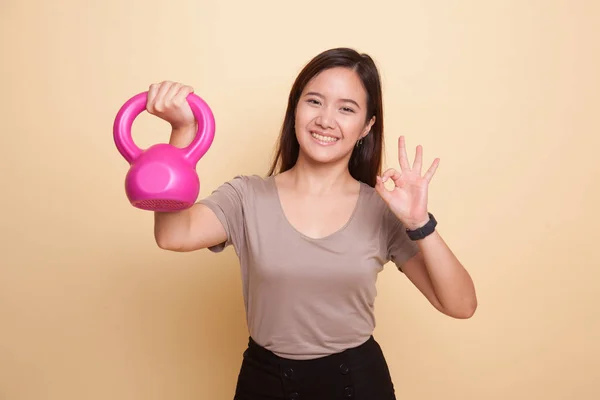 Sano asiatico donna spettacolo ok con kettlebell — Foto Stock