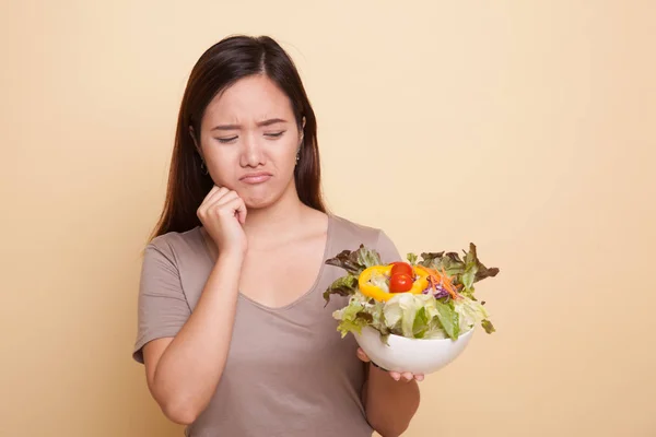 Femme asiatique déteste la salade . — Photo