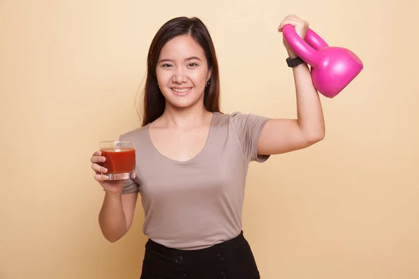 Sana donna asiatica con kettlebell e succo di pomodoro . — Foto Stock