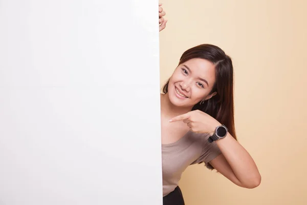 Joven mujer asiática señalar a un signo en blanco . —  Fotos de Stock