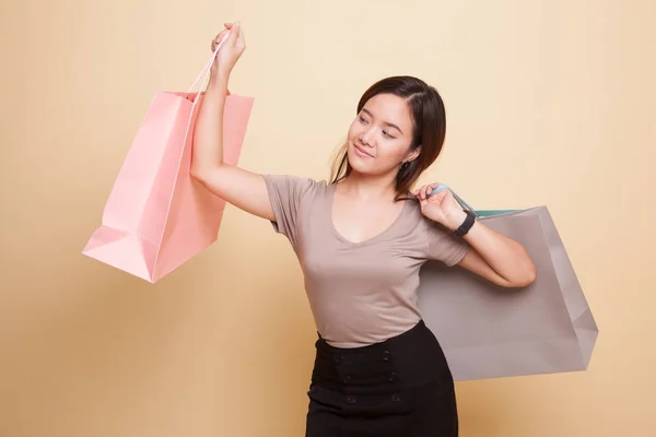 Jonge Aziatische vrouw tevreden boodschappentas. — Stockfoto