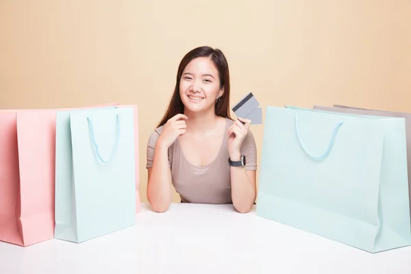 Jovem mulher asiática com saco de compras e cartão em branco . — Fotografia de Stock