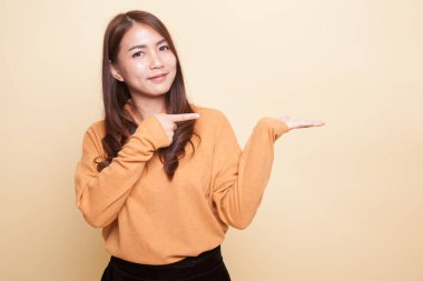 Güzel genç Asyalı kadın noktası el palm.