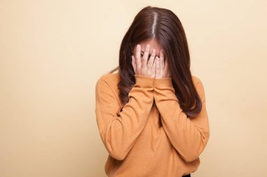 Üzgün genç Asyalı kadın avuç içi ağlar.