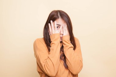 Güzel genç Asyalı kadın parmaklarının arasından dikizliyor..