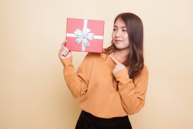 Genç Asyalı kadın ile bir hediye kutusu.