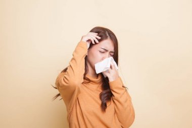 Genç Asyalı kadın hasta ve grip var.