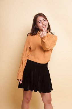 Güzel genç Asyalı kadın el işareti kalp