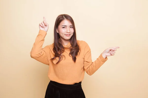 Giovane donna asiatica punto con due mani . — Foto Stock
