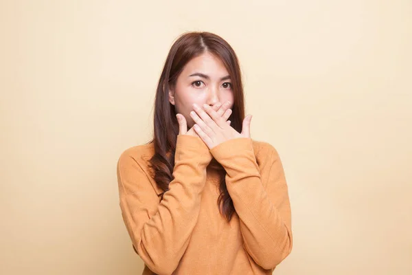 Beautiful young Asian woman close her mouth. — Stock Photo, Image