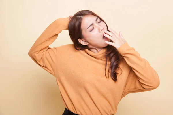 Sleepy young Asian woman yawn. — Stock Photo, Image