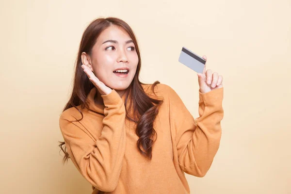 Joven mujer asiática feliz con tarjeta en blanco . —  Fotos de Stock