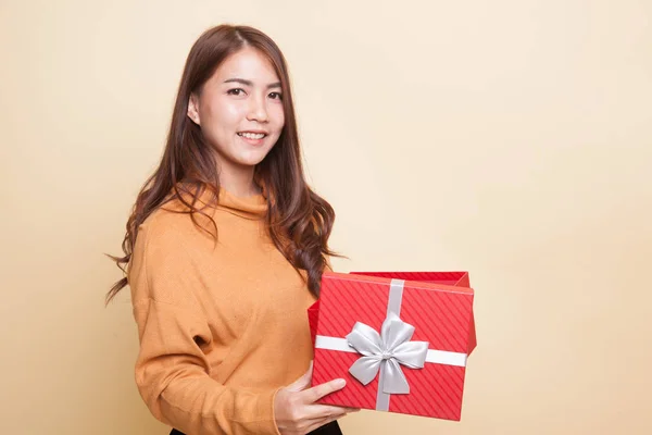 Joven mujer asiática abrir una caja de regalo de oro . —  Fotos de Stock