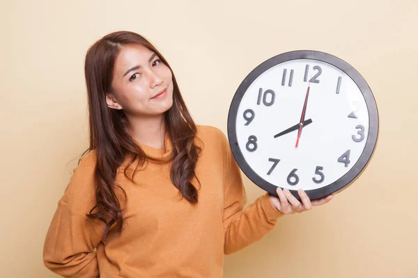 Jovem mulher asiática com um relógio. — Fotografia de Stock