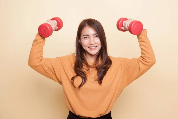 Saludable mujer asiática con mancuernas . — Foto de Stock