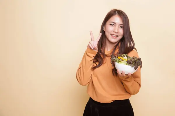 Sağlıklı Asyalı kadın göstermek zafer işareti salata ile. — Stok fotoğraf