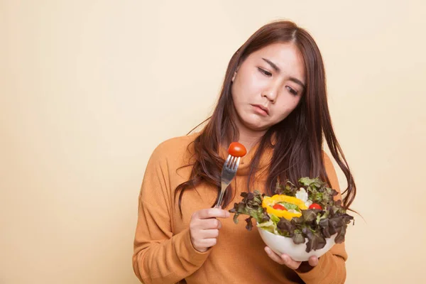 Asiatin hasst Salat. — Stockfoto