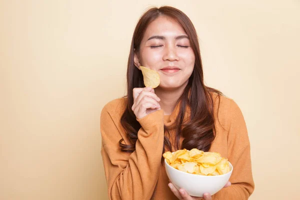Jonge Aziatische vrouw potato chips eten. — Stockfoto
