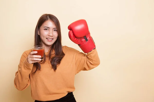 Joven mujer asiática con jugo de tomate y guante de boxeo . —  Fotos de Stock