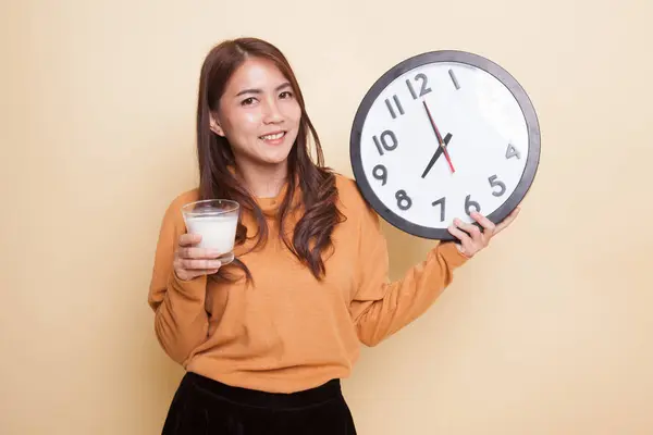Mulher asiática saudável beber copo de leite segurar relógio . — Fotografia de Stock