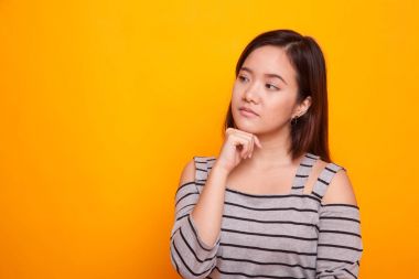 Ciddi genç Asyalı kadın göz uzakta.