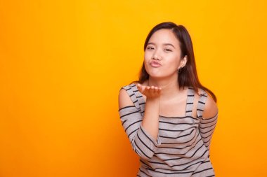 Güzel genç Asyalı kadın bir öpücük darbe.