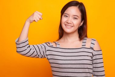 Güzel genç Asyalı kadın flex pazı.