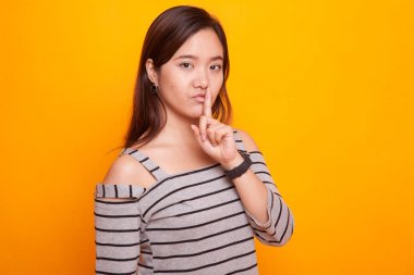 Asyalı kız oldukça işaret göster.