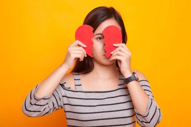 Güzel genç Asyalı kadın ile kırık kalp.