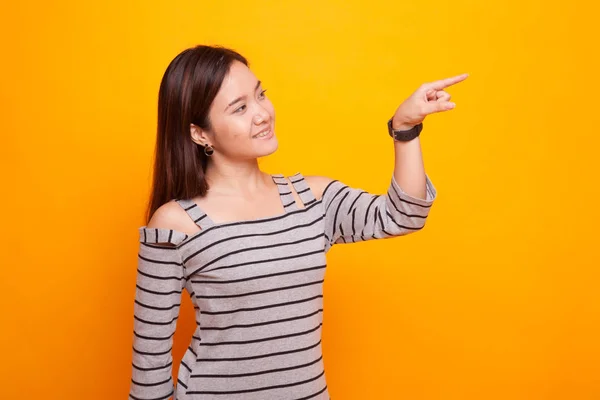 Mulher asiática tocando a tela com o dedo . — Fotografia de Stock