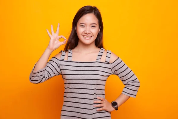 Young Asian woman show OK sign. — Stock Photo, Image