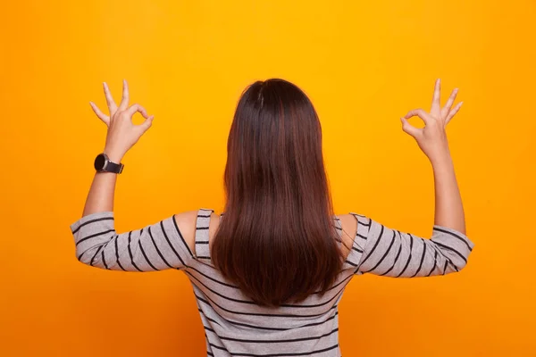 Vista posterior de la mujer asiática muestran doble signo de mano OK . —  Fotos de Stock