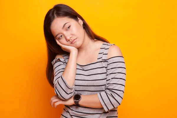 Hermosa joven asiática mujer llegar aburrido . — Foto de Stock