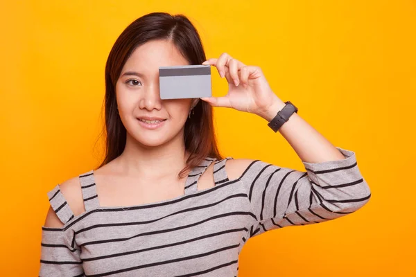 Młoda kobieta azjatyckich z pustą kartę na jej oko. — Zdjęcie stockowe